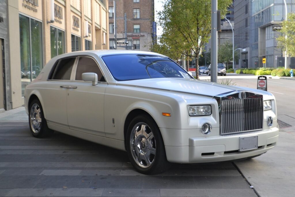 Your Ultimate Guide to Renting Premium Limousine Services 11 Rolls Royce rental for prom